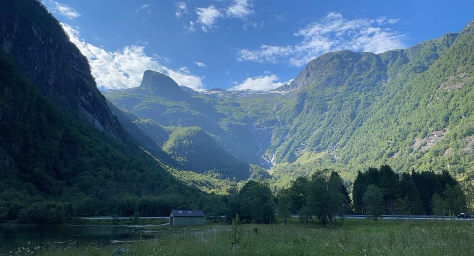 Balestrand sentrum med fjell og fjord i bakgrunnen