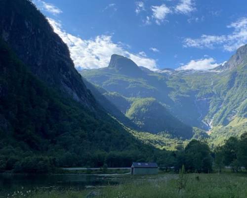 Balestrand sentrum med fjell og fjord i bakgrunnen