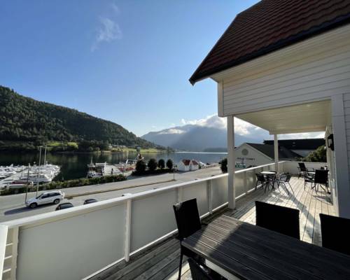 Kjøkken og spiseplass i leilighetene mot fjorden