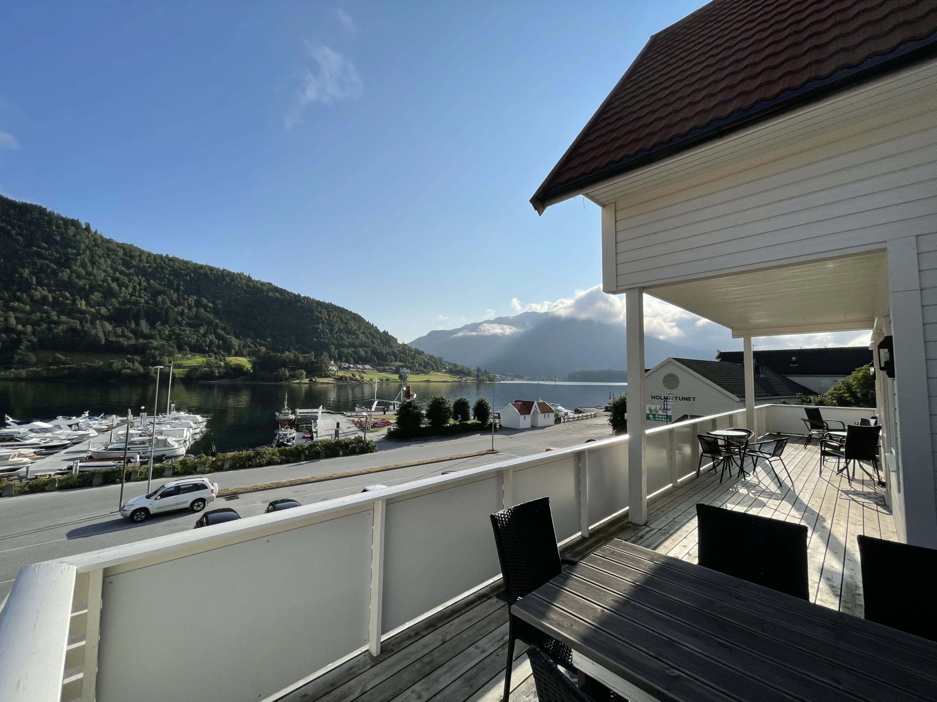 Kjøkken og spiseplass i leilighetene mot fjorden