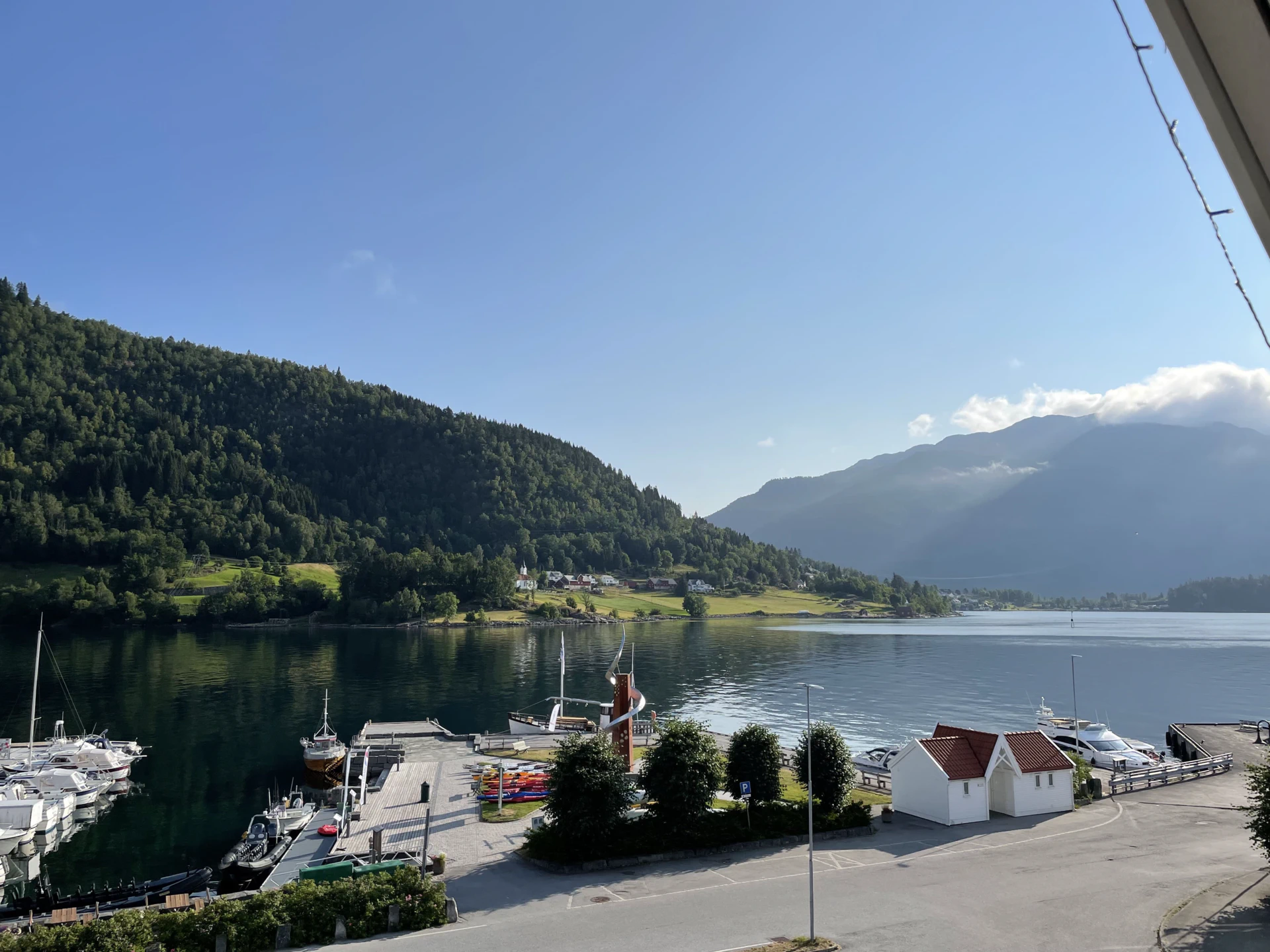 Stue i en av leilighetene med sofa og utsikt mot fjorden