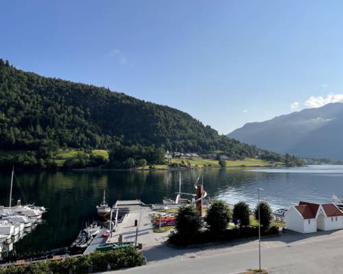 Stue i en av leilighetene med sofa og utsikt mot fjorden