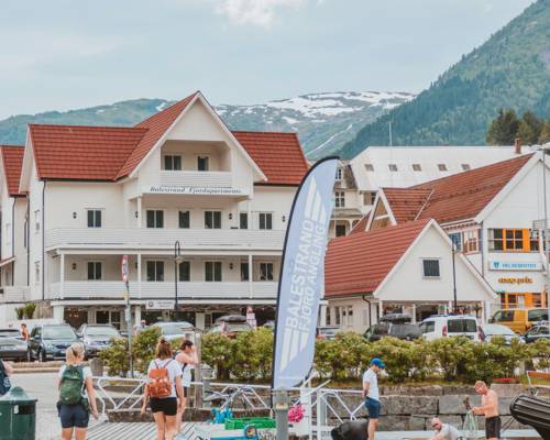 Holmen 19 leilighetene sett fra fjorden med balkonger og brygge